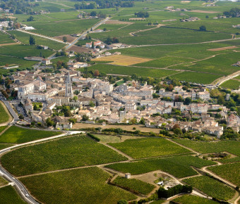 Saint-Émilion au milieu de son vignoble, 33 Gironde, rég. Aquitaine