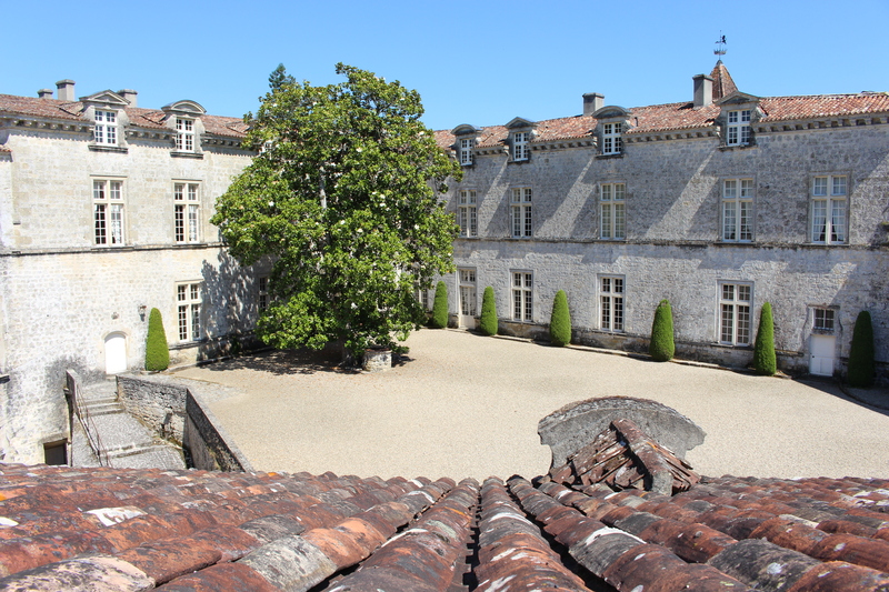 Cour d’honneur du Château Royal de Cazeneuve