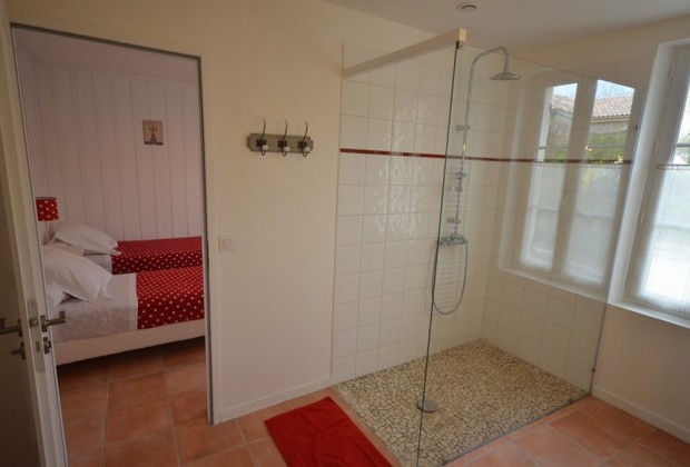 Large Gîte de Fenouil_Seasonal loc_Civrac de Blaye_Adjoining bathroom_800x600