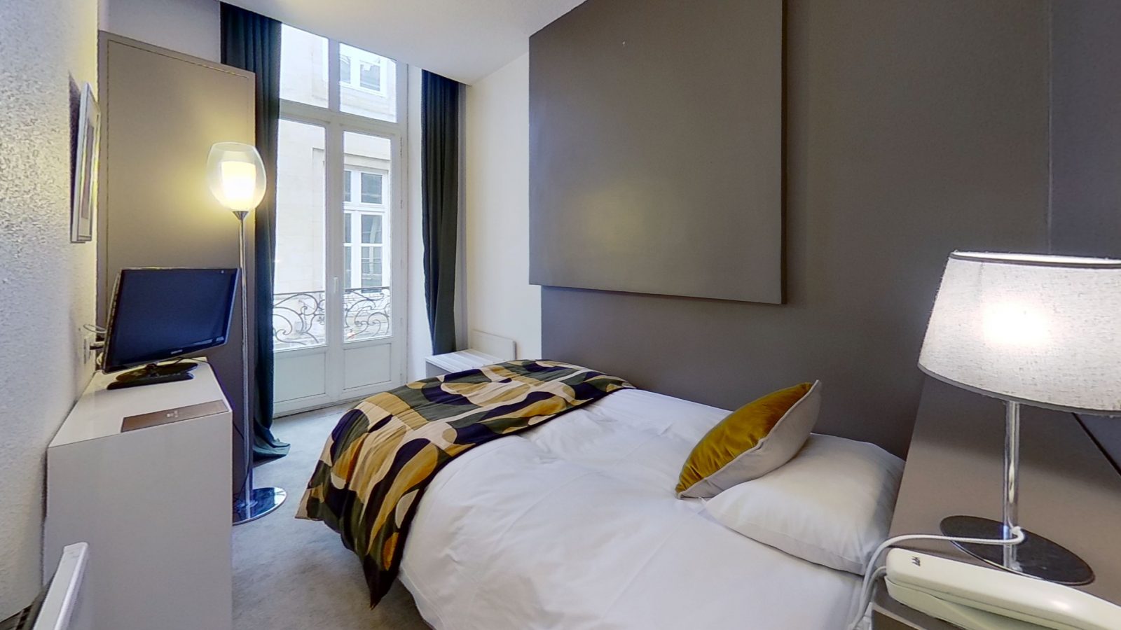 Hotel-Du-Theatre-Economic-Room-Bedroom