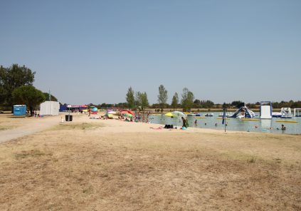 Nauves lake and its leisure center