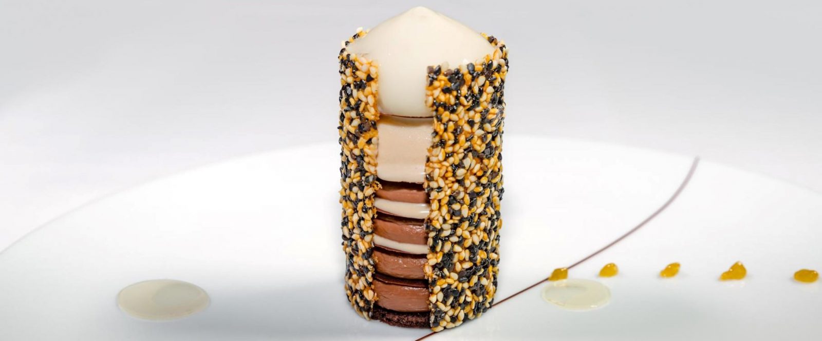 STJ_Cítricos—chocolate-Crispy-tub-of-sesame-and-cacao-biscuit-with-fleur-de-sel-Creamy-ganache-and-fresh-yuzu-marmalade-Crane-helado- Rights-Nicolas-Claris –5- (2)