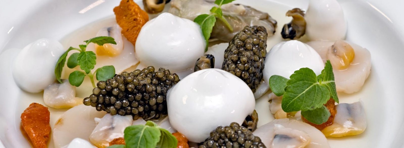 STJ_Caviar-Oscietre-grand-cru-Scallops-pittige-raws–And-shellfish-au-naturel-sorbet-lime-refreshed-with-a-Gin-Tonic-Rights-Nicolas-Claris–4- (2 )