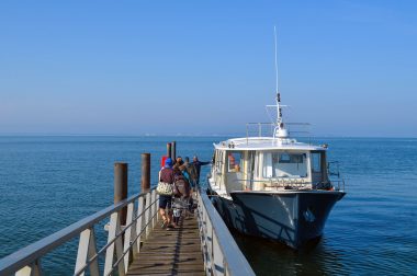 Maritime shuttle to Arcachon – departure from the jetty with the UBA