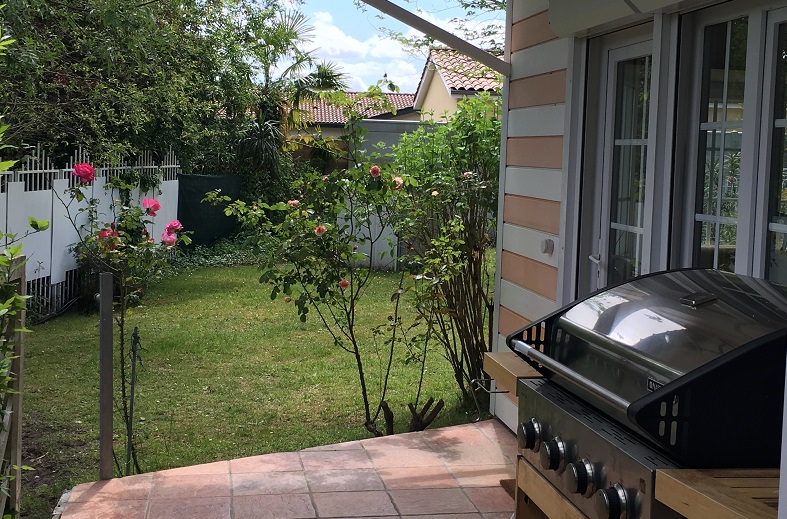 jardin—terrasse-avec-BBQ