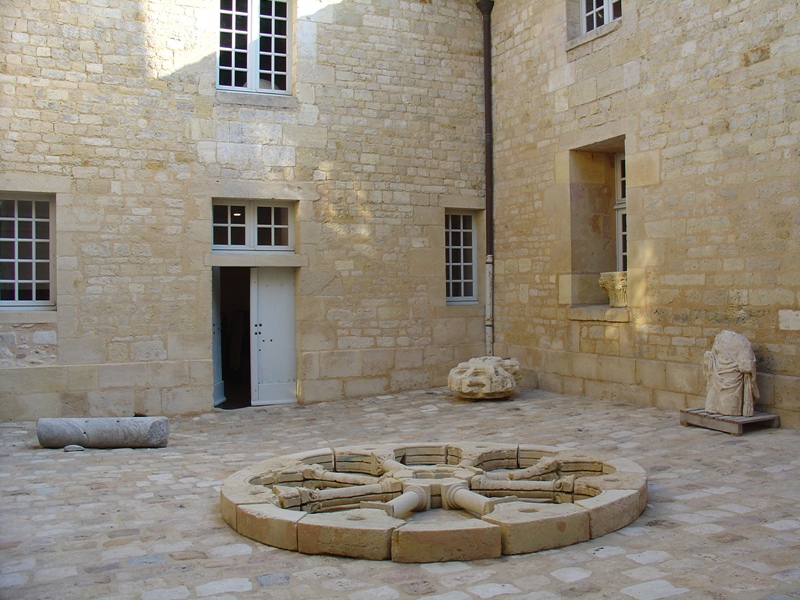 musee-d-histoire-de-la-citadelle-de-blaye-cours-800×600