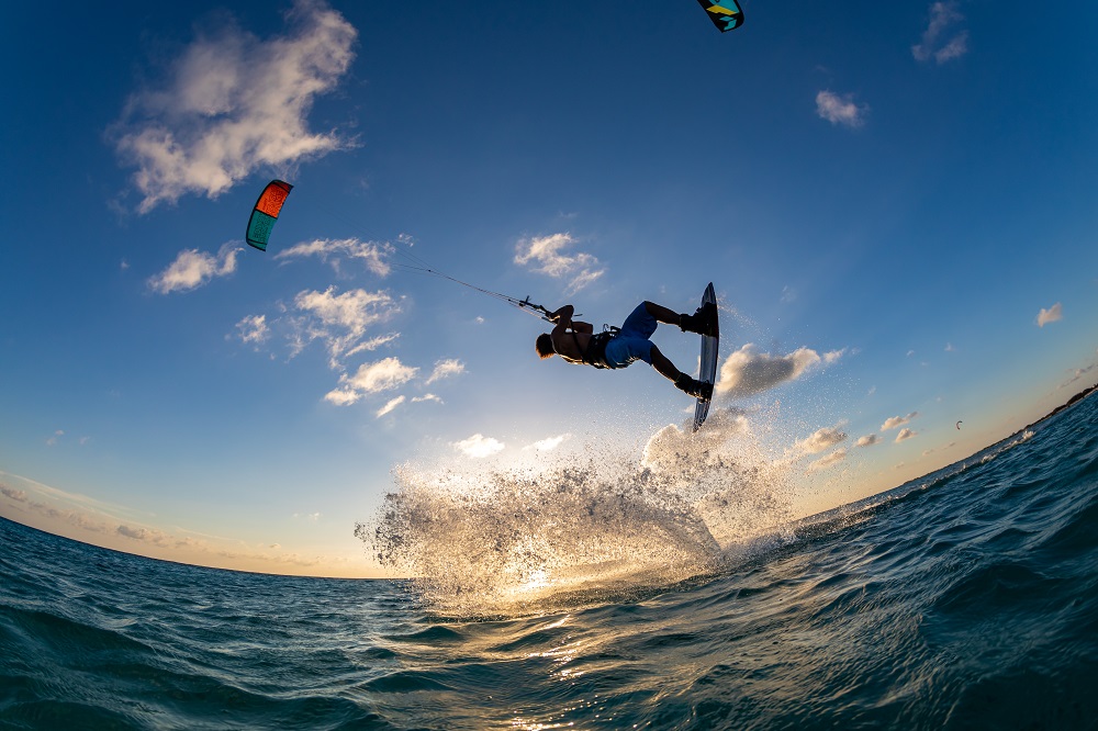 person-surft-und-fliegt-fallschirm-gleichzeitig-in-kitesurfing-bonaire-karibik
